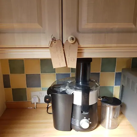 House - Sleeps 6 - Pet Friendly - Garden