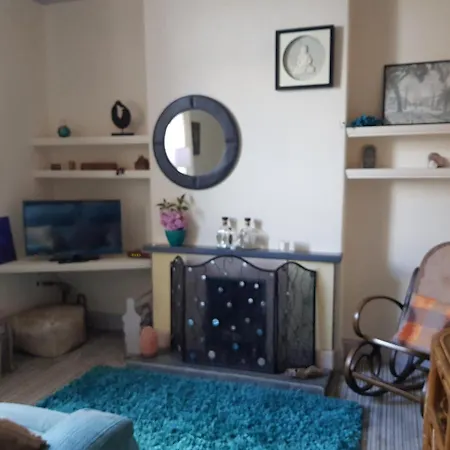 House - Sleeps 6 - Pet Friendly - Garden